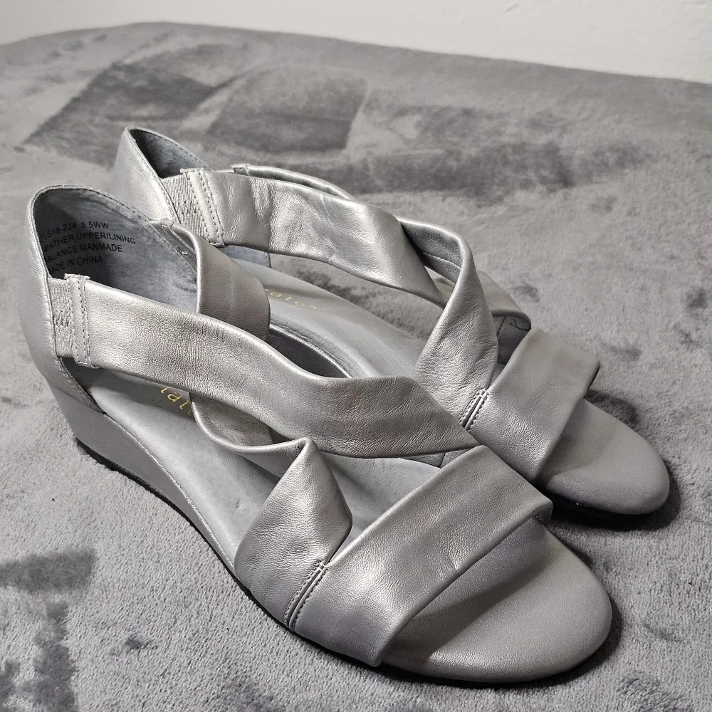 David Tate Silver Women's Wedge Sandals Size 8.5WW. Leather Upper‎